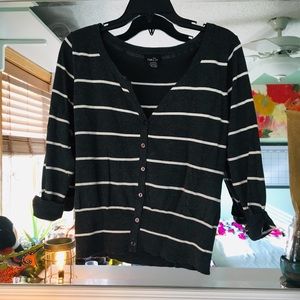 Button top with stripes